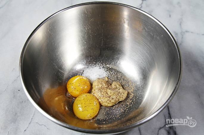 Желтки и горчицу комнатной температуры положите в миску, добавьте соль и перец.