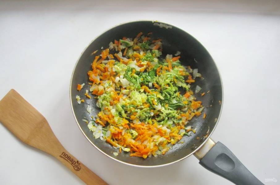 Налейте немного воды, посолите по вкусу и накройте сковороду крышкой. Тушите овощи до готовности еще 10 минут.