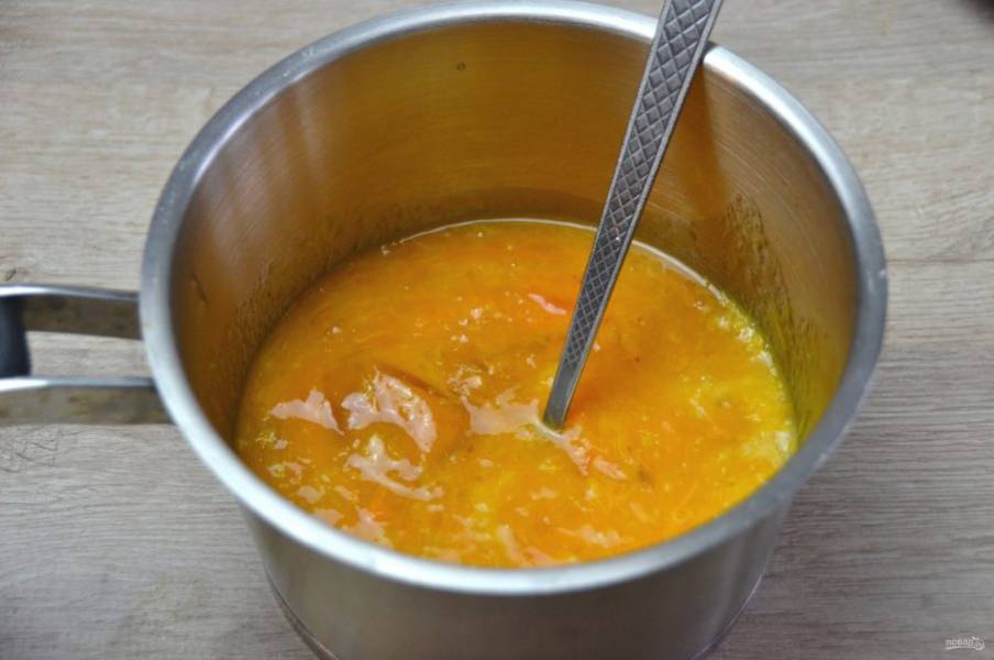 Смесь хурмы и апельсинового сока влейте в сотейник, нагрейте, добавьте размоченный желатин и нагрейте до растворения желатина. Выложите желе поверх остывшего до комнатной температуры коржа. Поставьте в прохладное место для стабилизации желе.
