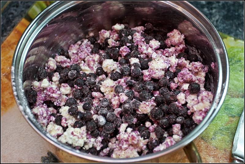 5. Добавить вымытую и просушенную ягоды. Этот простой рецепт пирога со смородиной и творогом подойдет и для зимнего периода, тогда можно использовать замороженные ягоды. 