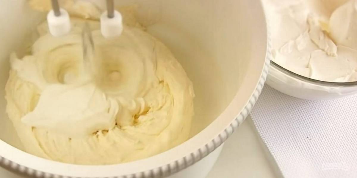 5. Приготовьте крем: мягкое сливочное масло взбейте миксером в течение 2-3 минут, затем постепенно добавьте сахарную пудру. Взбейте до однородности, после чего добавьте крем-чиз и снова перемешайте крем миксером.