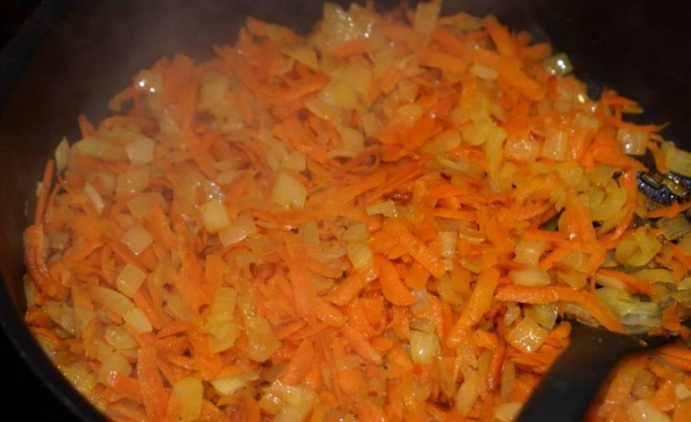 Морковь натрите на терке, лук мелко нарежьте. Обжарьте овощи на растительном масле до мягкости.