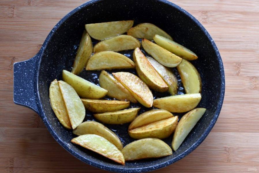 В качестве гарнира поджарьте дольки молодого картофеля на масле в сковороде из-под рыбы, посолите крупной солью и поперчите по вкусу.

