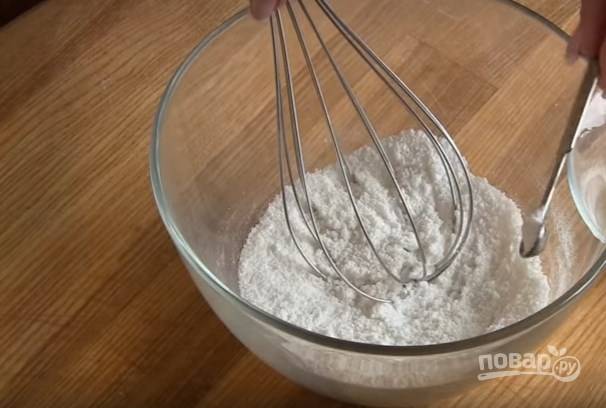 1. Для приготовления крема в миске смешайте 50 г сахара, крахмал и щепотку ванилина. 