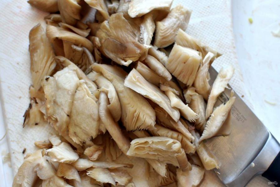 Нарежьте грибы ломтиками, а лук —  полукольцами.