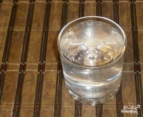 Для приготовления теста для лаваша отмеряем стакан чистой воды.