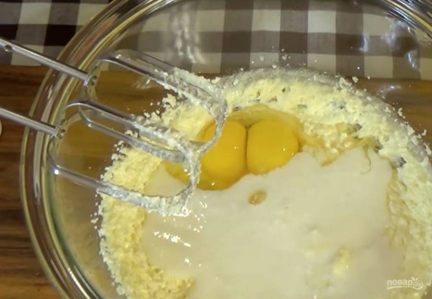 1. Мягкое сливочное масло смешайте с сахаром и ванильным сахаром и взбейте миксером в течение 1 минуты. Добавьте яйца и кефир, продолжайте взбивать в течение 1 минуты. 