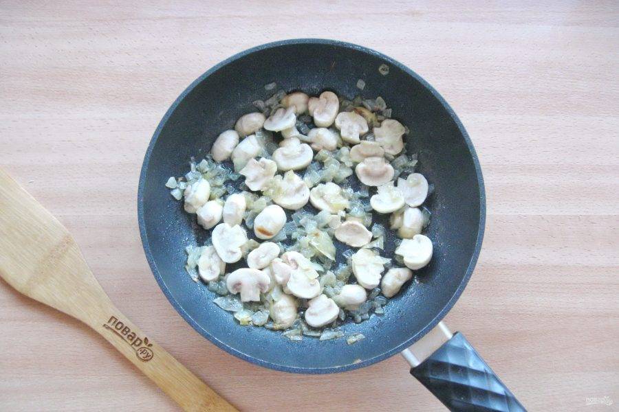 Жарьте грибы с луком 5-6 минут.