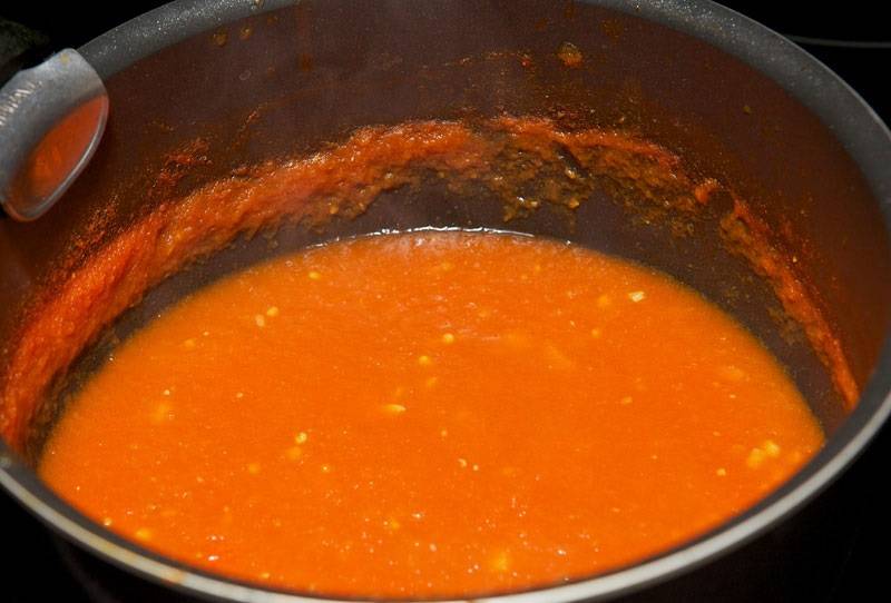 11. Обжаренный чеснок соединить с томатным соусом. Добавить немного соли, перца по вкусу. Влить яблочный или винный уксус. 