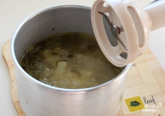 Щавель бросьте в кастрюльку к остальным ингредиентам, затем дождитесь пока суп закипит. Уменьшите огонь и томите несколько минут. Снимите суп с плиты. 