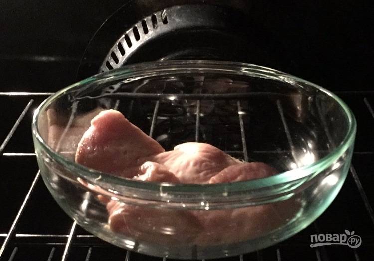1.	Выложите куриное филе в жароупорную форму и отправьте в разогретую до 180 градусов духовку на 20-30 минут (до готовности).
