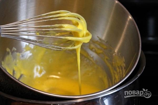 5. Начните вливать его тонкой струйкой в желтки, постоянно помешивая. Добавьте в соус соль и перец по вкусу. 