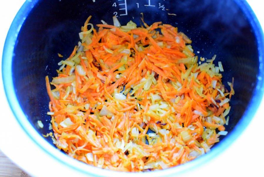 Лук нашинкуйте потоньше, морковь натрите на крупной терке. В чаше мультиварки в режиме "Жарка" подрумяньте слегка овощи на масле.