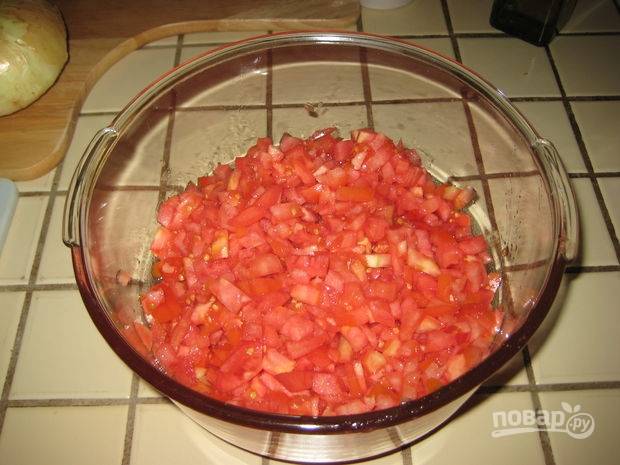2. Вымойте помидоры, обсушите и нарежьте небольшими кубиками. 