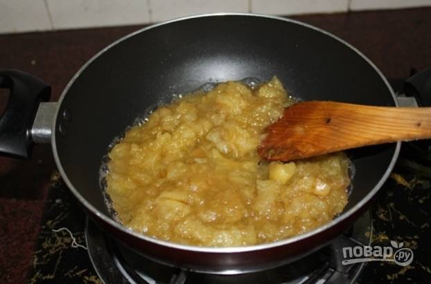 7.	Переложите яблочную массу в сковороду и готовьте на слабом огне несколько минут.