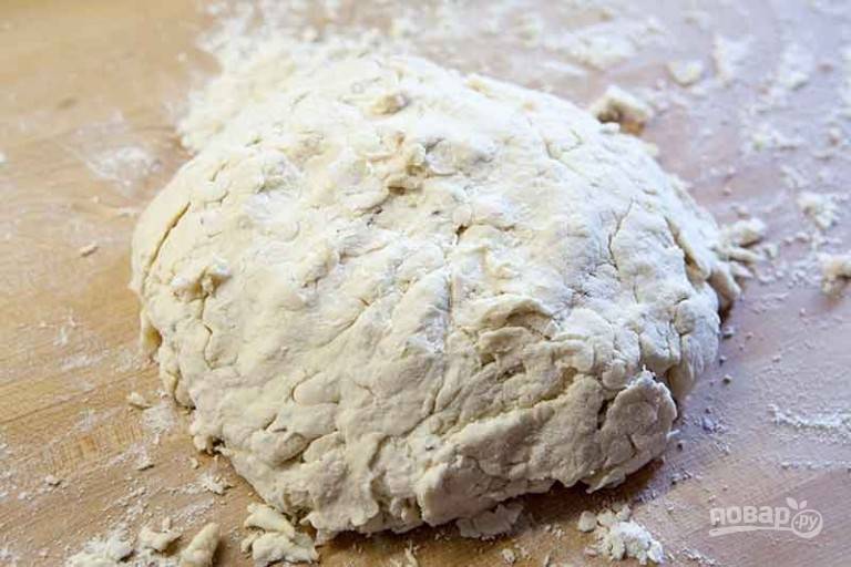 3.	Выложите тесто на стол и сформируйте круглый хлеб.