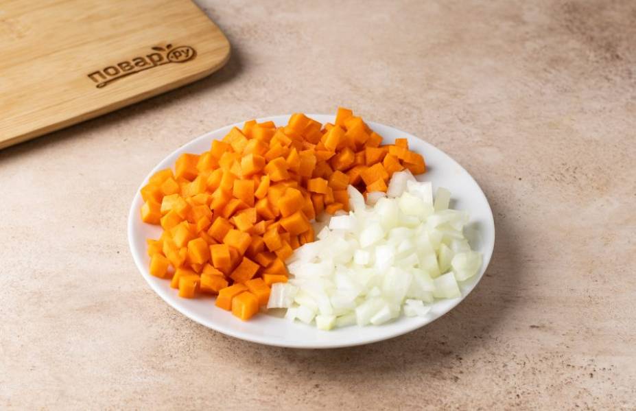 Лук и морковь нарежьте на маленькие кубики.