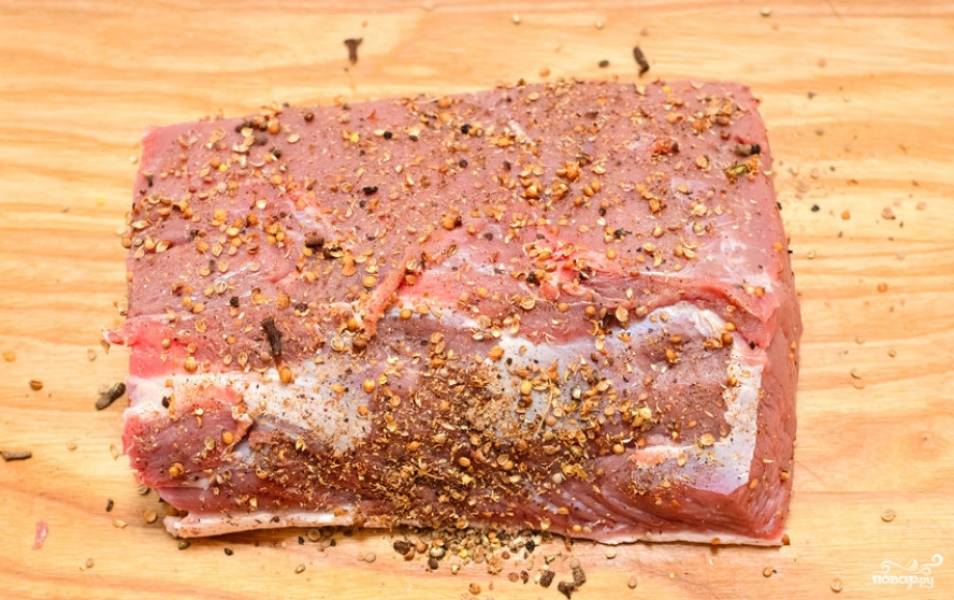 Извлекаем грудинку из рассола, промакиваем бумажными полотенцами. Натрите мясо специями.