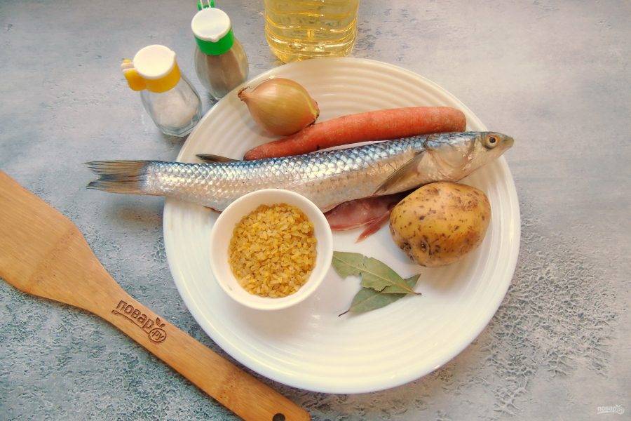 Возьмите ингредиенты для приготовления рыбного супа с булгуром.