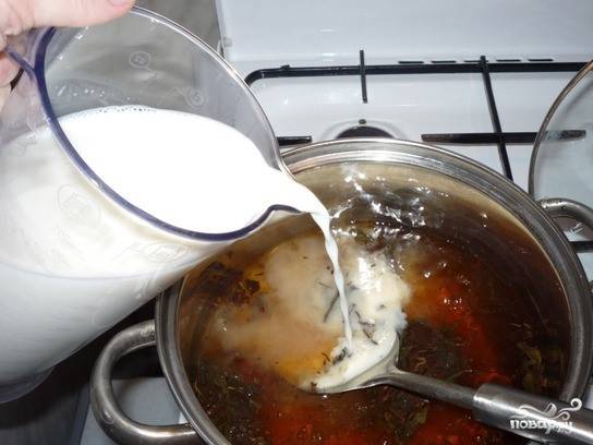 3. Непрерывно размешивая, влейте тонкой струйкой молоко. Смесь необходимо довести до кипения. Но не давайте отвару кипеть. Снимите его с огня.