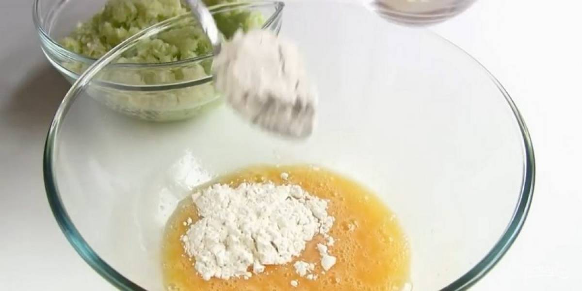 1. Приготовьте тесто: капусту натрите на мелкой терке или измельчите блендером. Яйца взболтайте венчиком с солью и мукой (3 ст.л.), добавьте капусту и перемешайте.