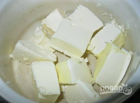 Масло или маргарин растопим и дадим остыть.