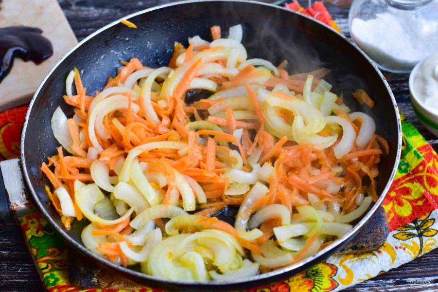 В сковороду налейте растительное масло, выложите овощи, обжарьте их в течение 5-7 минут.
