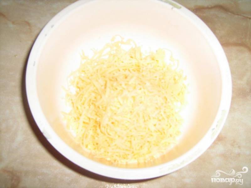 2.	Возьмем твердый сыр и натрем его на мелкую терку. 