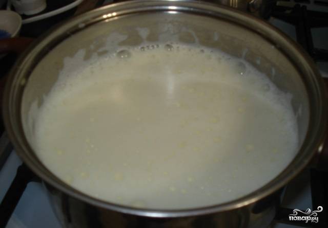 1. Ставим кастрюлю  с молоком на плиту, доводим до кипения. Я обычно беру нежирное молоко и кефир, чтобы полученный продукт легче переносился ребенком.
