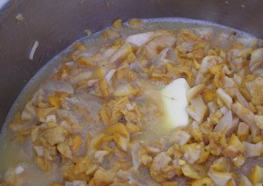 3. Отварные грибы процеживаем и промываем. Оставляем на некоторое время в тарелке.