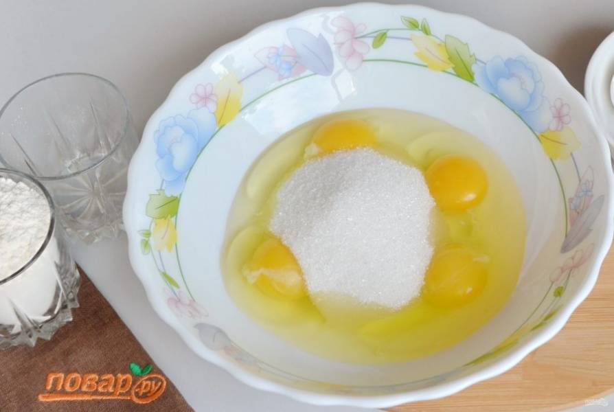 2. В глубокой посудине соедините яйца и сахар.