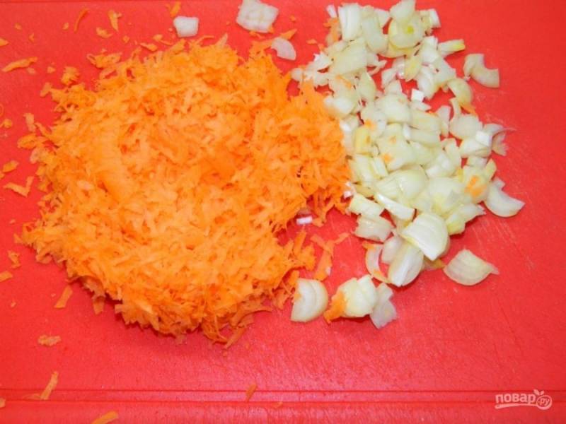Отдельно обжарьте измельченные лук и морковь. Добавьте зажарку в суп.