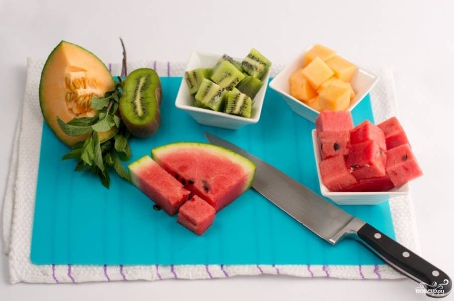 Каждый фрукт чистим и аккуратно нарезаем на крупные кубики стороной где-то 2-3 см.