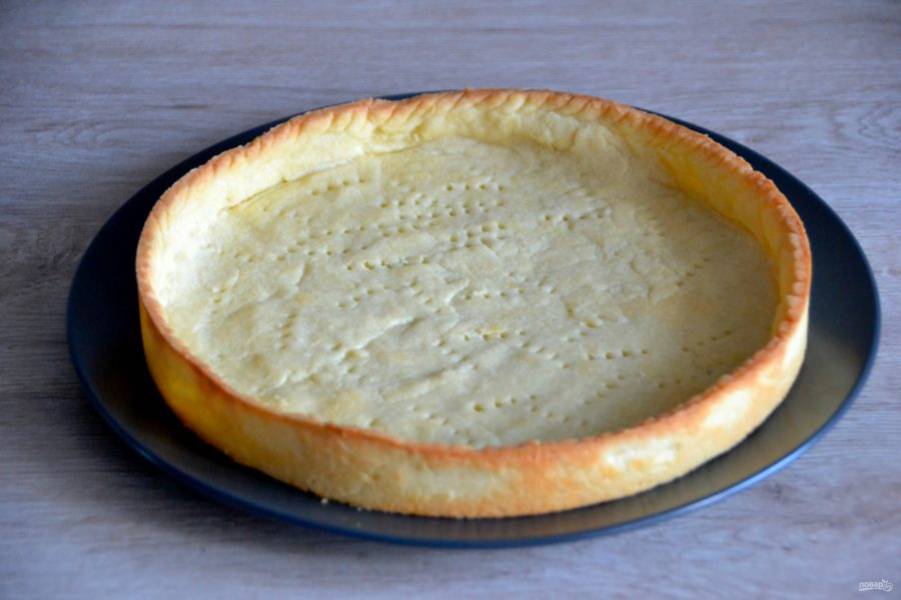 Выпекайте основу для пирога при температуре 180 градусов примерно 15 минут до золотистого цвета. Аккуратно извлеките основу из формы для сборки.