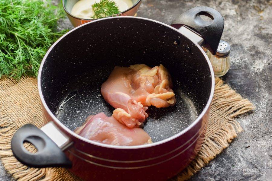Курицу переложите в кастрюлю, залейте водой и варите 30 минут. После мясо остудите. Куриные яйца отварите в течение 10 минут после закипания воды.