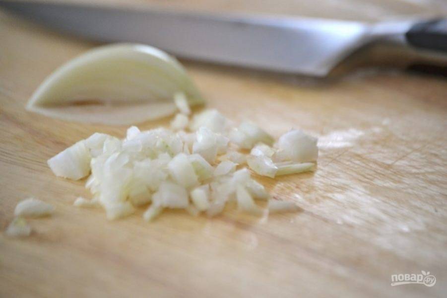 Лук также режем кубиком.