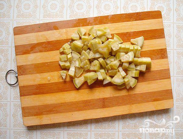 3.	Добавляем в салат небольшое количество маринованных кабачков. Они немного нежнее и пикантнее маринованных огурцов. Кабачки надо нарезать небольшими кубиками.