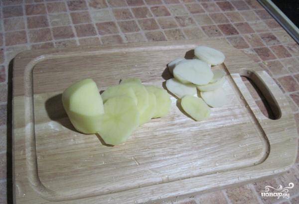 Очищенный картофель нарежьте тонкими кружками.