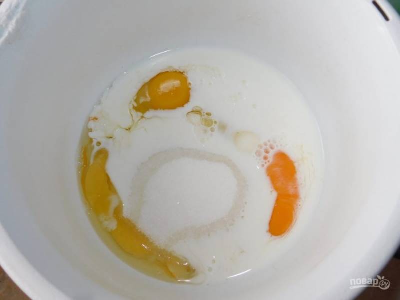 Яйца взбейте с сахаром и молоком.