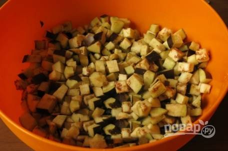 Помытые баклажаны необходимо порезать небольшими кубиками. Затем посыпаем их солью и оставляем на 30 минут, так мы уберем горечь.