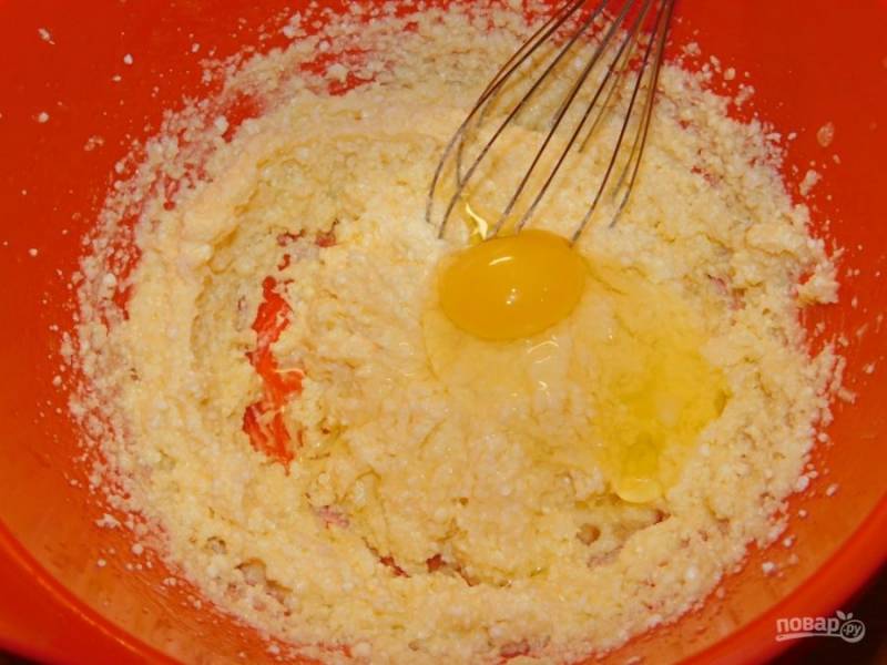 Добавьте творог, протертый через сито, яйца, ванилин и муку. Замесите однородное тесто.