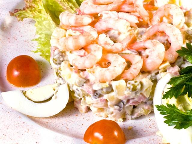 Классический салат «Оливье» с креветками — рецепт с фото пошагово