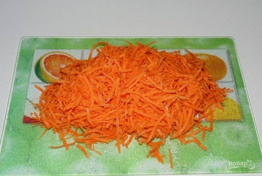Морковь почистите, промойте и натрите на средней тёрке.