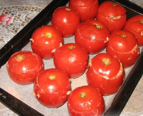 3. Выкладываем в подготовленные "чашечки" начинку, и закрываем помидорными же "крышечками". Отправим в духовку.
