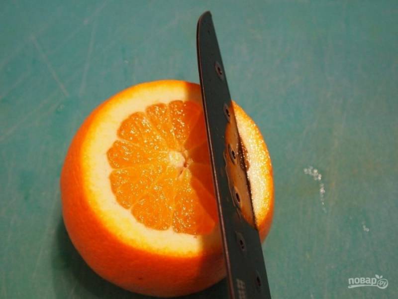 1.	Апельсины хорошенько мою, после этого вытираю салфетками. Очищаю от кожуры: срезаю верхнюю и нижнюю часть, острым ножом срезаю кожуру. 