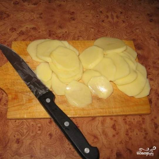 Картофель почистить, нарезать тонкими-тонкими ломтиками.