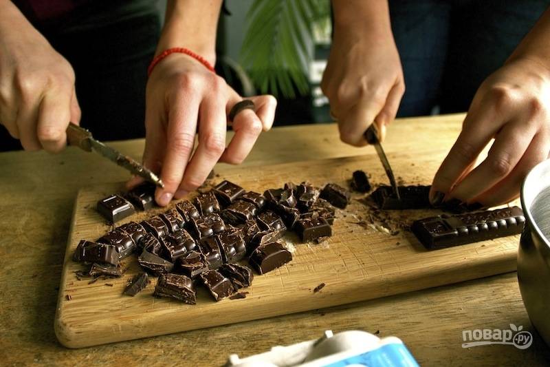 2.	Нарежьте кусочками черный шоколад или используйте шоколадные чипсы.