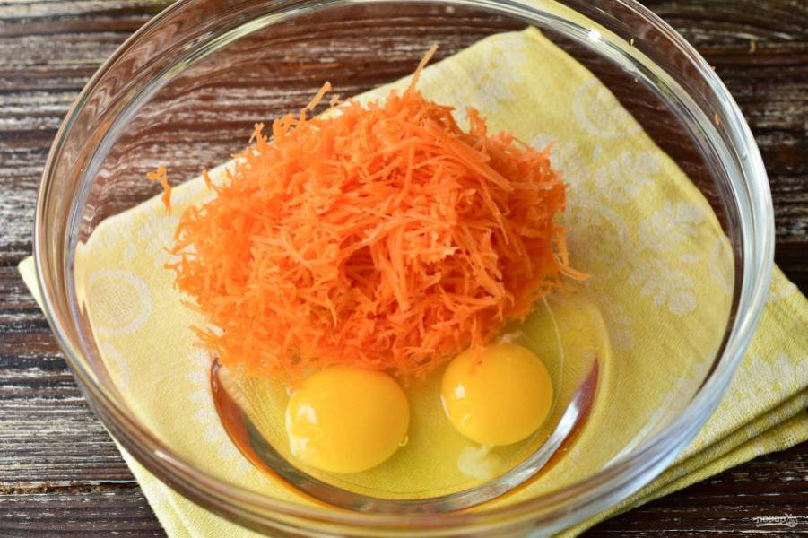 Вбейте в миску яйца. Натрите к ним на мелкой терке морковь.