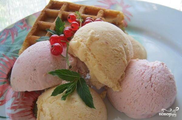 Домашнее ягодное мороженое из сливок и сгущенного молока