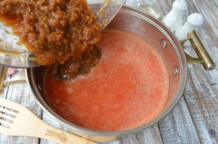 В томатный сок положите сливы с луком. Перемешайте и поставьте кастрюлю на огонь. Варите без крышки 1 час.